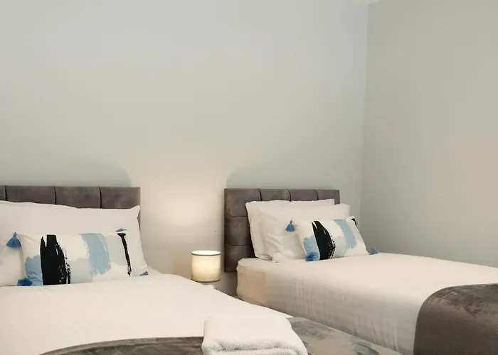 Field View- Amazing 5 Bed, Great For Contractors And Families