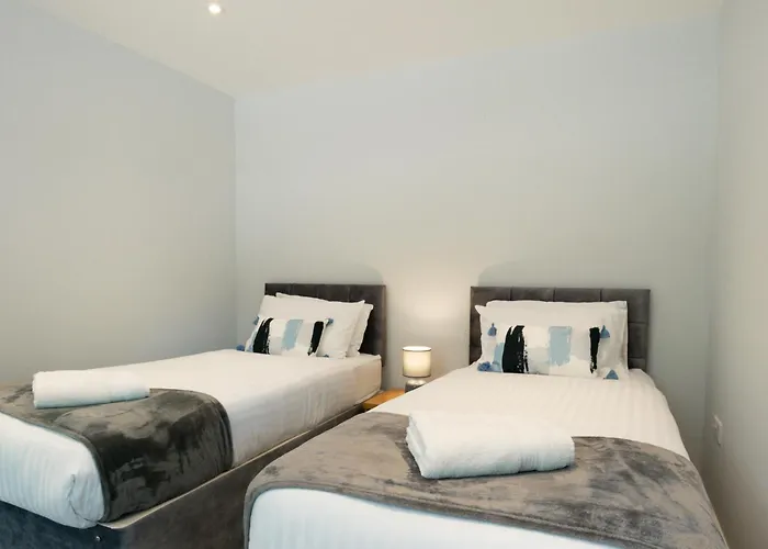 Field View- Amazing 5 Bed, Great For Contractors And Families