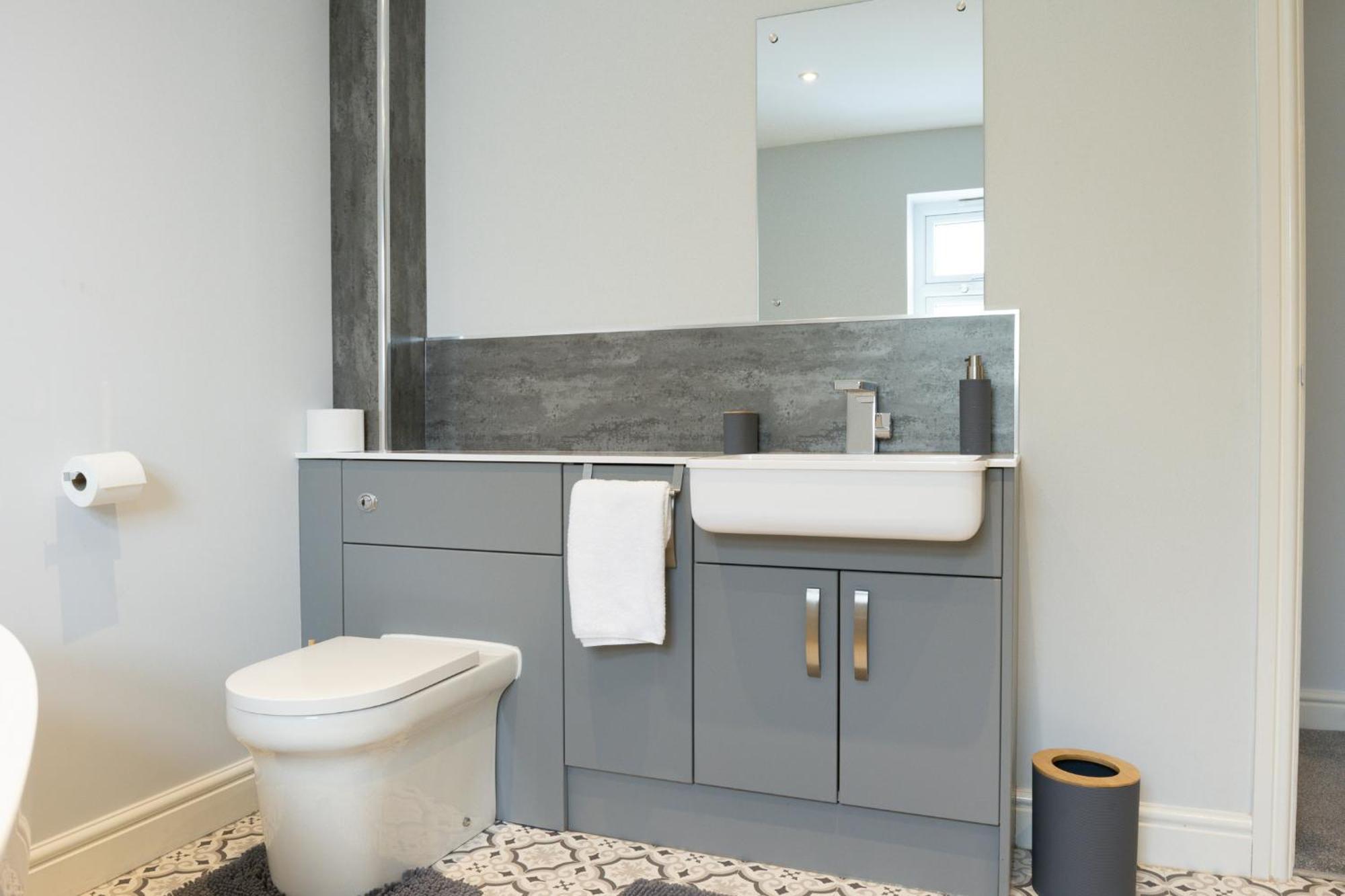 Field View- Amazing 5 Bed, Great For Contractors And Families *