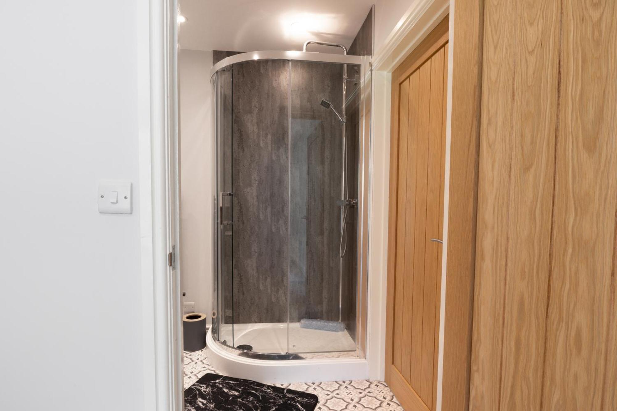 Field View- Amazing 5 Bed, Great For Contractors And Families *